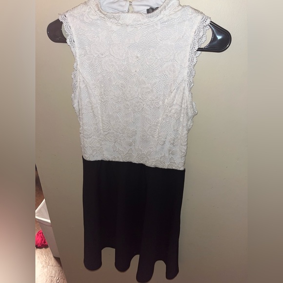 Dress size medium - Picture 2 of 3